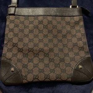 Like new authentic Gucci brown crossbody.